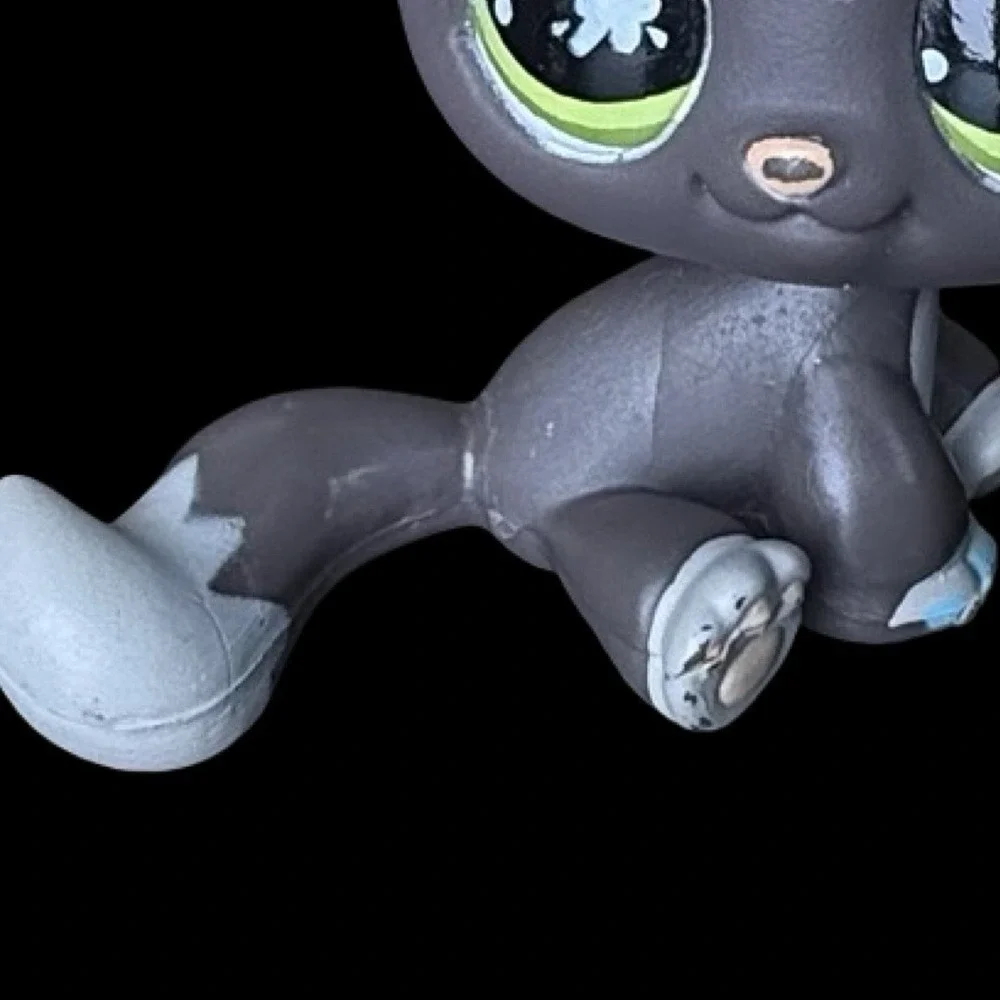 Littlest Pet Shop #815 Cat Gray Black Blue Paint Splatter Sitting Green Eyes